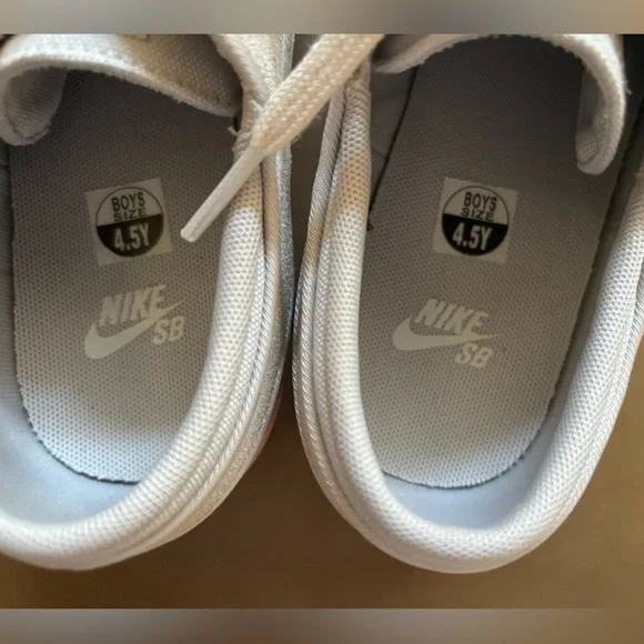 Nike shoes - Picture 3 of 3